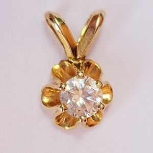 Vintage solid 14k gold genuine Diamond buttercup  Necklace 1/2"